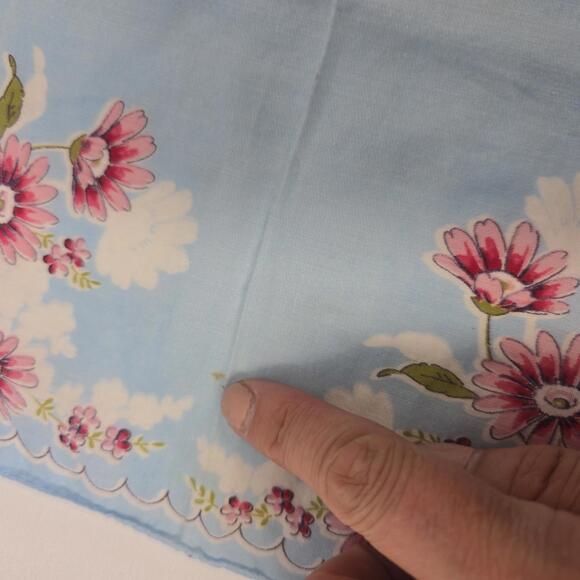 Vintage Floral Handkerchief Set - Beautiful Embroidery and‎ Design - Picture 4 of 5